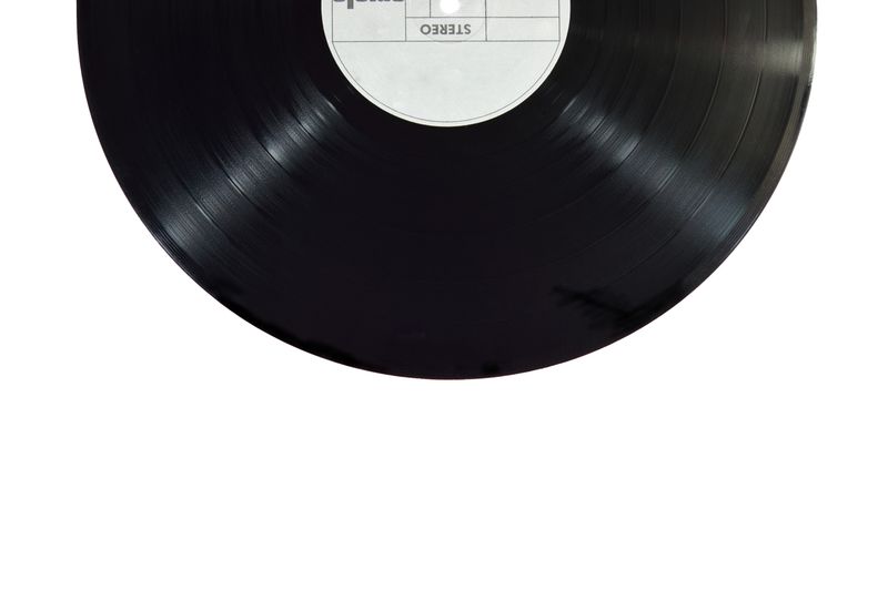 Cajas con discos de vinilo ordenados en una feria al aire libre